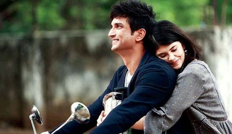 লিখেছিলেন মুম্বই তাঁর খুব অচেনা লাগছে। হয়তো পথঘাট সূণ্য বলে নয়তো মনের শূণ্যতার জন্য। আপাতত তিনি বিদায় নিচ্ছেন। পাড়ি দিয়েছেন দিল্লির পথে।