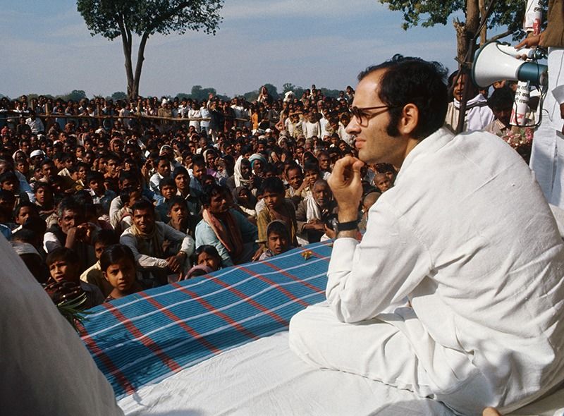 জরুরি অবস্থার সময় গোটা দেশে ভয়ের পরিবেশ ছিল৷ নির্বিচারে ধরপাকড় আর গ্রেফতার চলছিল৷ তখন ইন্দিরা-পুত্র তথা প্রভাবশালী কংগ্রেস নেতা সঞ্জয় গান্ধী যে ভাবে জোর করে ‘পরিবার পরিকল্পনা’ বা গণ-নির্বীজকরণ কর্মসূচি রূপায়ণ করছিলেন, তাতে দেশজুড়ে, বিশেষত দিল্লি সহ উত্তর ভারতের রাজ্যগুলিতে সাধারণ মানুষ ক্ষেপে গিয়েছিল। এইসময় সংবিধানের দেওয়া ক্ষমতার বাইরে সবথেকে গুরুত্বপূর্ণ ‘কর্তৃপক্ষ’ হয়ে উঠেছিলেন সঞ্জয়।
