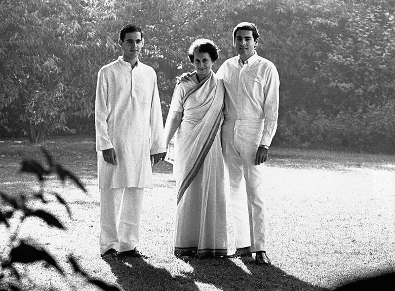 বিশ দফা কর্মসূচিকে জনপ্রিয় করে তোলা ও জনগণকে নিজের দিকে টেনে আনার জন্য ইন্দিরা গান্ধীর ভরসা ছিল ছোট ছেলে সঞ্জয় গান্ধীর ওপরেই। আর জরুরি অবস্থার সময় সঞ্জয় হয়ে উঠেছিলেন দণ্ডমুণ্ডের কর্তা 'সংবিধানবহির্ভূত' ক্ষমতার এক আধার।