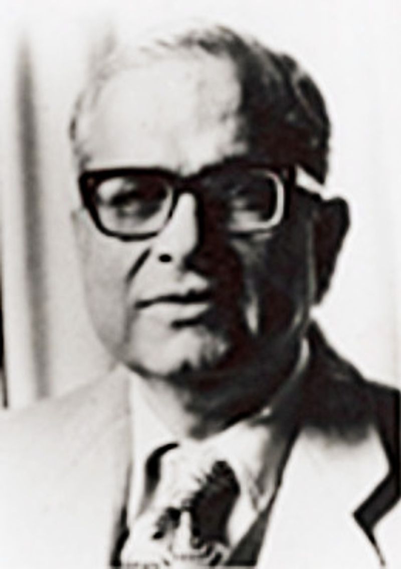 কৃষাণ চাঁদ (দিল্লির তৎকালীন লেফটেন্যান্ট গভর্নর)এই তালিকায় তাঁর নাম জোড়া হল ব্যতিক্রম হিসাবে। জরুরী অবস্থার সময়ে দিল্লির লেফটেন্যান্ট গভর্নর ছিলেন তিনি। অনেক আপত্তিজনক কাজ করেছিলেন। শাহ কমিশন তাকে কঠোর অপরাধে অভিযুক্ত করেছিল। এরপর তাঁকে শাস্তি দেয় তাঁর বিবেকই। ১৯৭৮ সালের ৯ জুলাই রাতে দক্ষিণ দিল্লির বাসভবন থেকে বেরিয়ে একটি পরিত্যক্ত কূয়োয় ঝাঁপিয়ে পড়ে আত্মহত্যা করেছিলেন তিনি।
