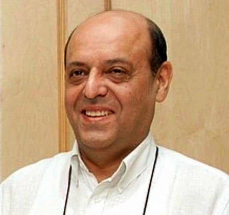 নবীন চাওলা (দিল্লির লেফটেন্যান্ট গভর্নর কৃষ্ণ চন্দ, তাঁর সেক্রেটারি):দোষ - ইন্দিরা সরকারের প্রতি সামান্য প্রতিরোধের মানসিকতা দেখলেও কারাগার বিভাগের আইএএস কর্মকর্তাদের হুমকি দিতেন নবীন চাওলা। দিল্লির লেফটেন্যান্ট গভর্নরেক সেক্রেটারি হিসাবে কারাগারের বিভাগের পদক্রমের কোনও অবস্থানেই তিনি ছিলেন না। তা সত্ত্বেও জেলকর্তাদের উপর তার খবরদারি চলত। কিছু বাছাই করা বন্দিদের উপর অত্যাচারের জন্য তিনি তাদের অ্যাসবেস্টসের ছাদওয়ালা কক্ষে রাখতে বাধ্য করতেন। কিছু বন্দিকে আবার সমস্যায় ফেলতে তাদের পাগলদের সঙ্গে রাখার নির্দেশ দিতেন। এমনকী দিল্লির লেফটেন্যান্ট গভর্নর কৃষাণ চাঁদ জানিয়েছেন, তাঁকেও সচিবের কথা শুনেই চলতে হত।পুরস্কার - গণতান্ত্রকে এইবাবে হত্যা করেছিলেন যিনি, তাঁকেই মনমোহন সিং-সোনিয়া গান্ধী জুটি ২০০৩ সালে ভারতের মুখ্য নির্বাচন কমিশনার-এর মতো উচ্চপদে নিয়োগ করেছিলেন। এমনকী এই পদে তাঁর পূর্বসূরী এতে সরকারিভাবে আপত্তি জানিয়েছিলেন। তিনি প্রশ্ন তুলেছিলেন চাওলার নিরপেক্ষতা নিয়ে।