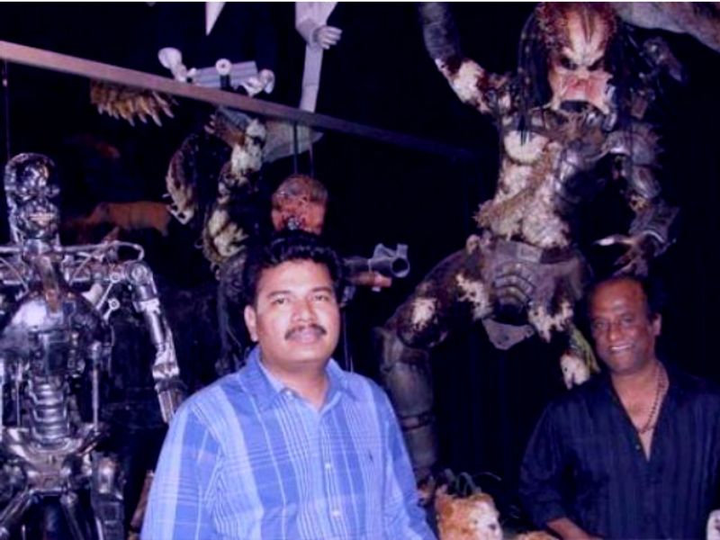 அர்னால்டின் டெர்மினேட்டர் பட ஸ்டைலில் ரோபோ படம் எடுக்க ஆசைப்பட்ட ஷங்கர். நம்ம ஊர் ரசிகர்களுக்காக ரோபோவுக்கு காதல் வந்து ரொமான்ஸ் செய்தால் எப்படி இருக்கும் என சில கமர்ஷியல் மசாலாக்களையும் கலந்தார். 
