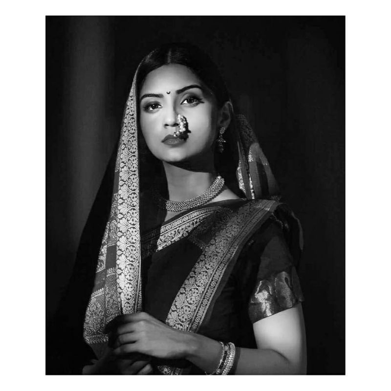 கருப்பு வெள்ளை படத்தில் ஓல்ட் போட்டோ எடுத்து அசத்தும் காஷ்மீரா 