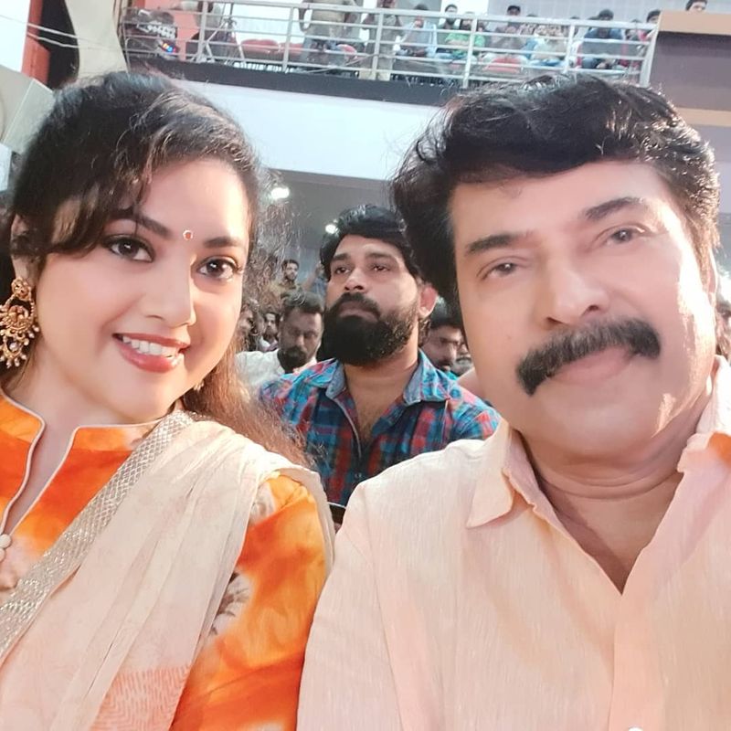 நடிகர் மாமூட்டியுடன் செலஃயி எடுத்து கொண்ட மீனா 