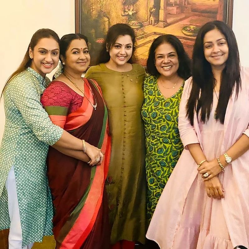 பிரபல நடிகைகள் சகோதாரிகள் போல் காட்சி புகைப்படம் எடுத்துக்கொண்டன 