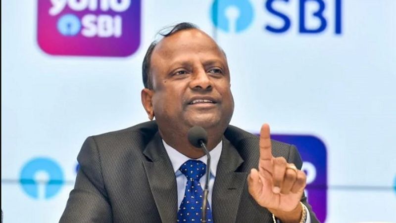 एसबीआई के चेयरमैन की कितनी सैलरी
भारतीय स्टेट बैंक (एसबीआई) के चेयरमैन रजनीश कुमार को वित्त वर्ष 2019-20 में 31.2 लाख रुपए की सैलरी मिली। इसमें 27 लाख रुपए बेसिक सैलरी और 4.2 लाख रुपए डीए शामिल है। स्टेट बैंक ऑफ इंडिया देश का सबसे बड़ा सरकारी बैंक है। 