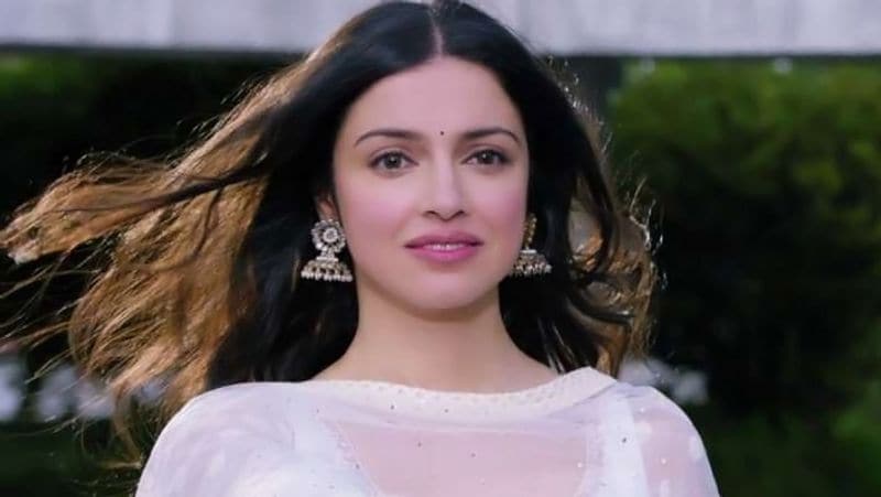 এই বিষয় গভীর তদন্ত চান দিব্যা। দিব্যা আরও বলেন, সোনু নাকি অকৃতজ্ঞ। দিল্লির রামলীলায় পাঁচ টাকার জন্য গান গাইতেন সনু। সেখানেই গুলশন কুমারের নজরে পরড়েন সনু।