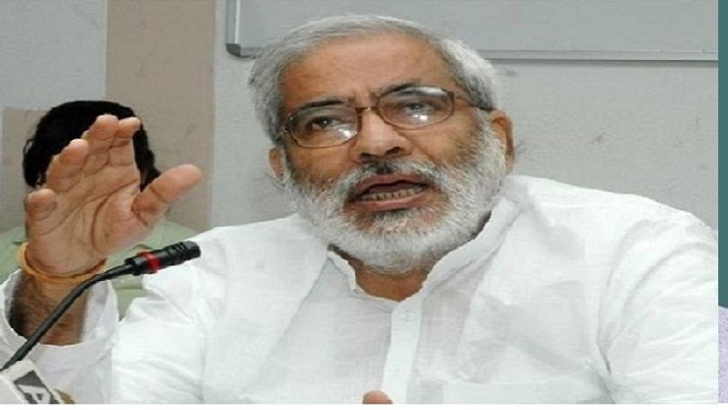 खबर है कि वो आरजेडी में जा रहे हैं और काफी समय से नीतीश कुमार के संपर्क में हैं। यह भी चर्चा है कि रघुवंश जेडीयू से अपने बेटे को एमएलसी बनाने की मांग कर रहे हैं। राज्यसभा में उपसभापति चुनाव और बिहार चुनाव से पहले एनडीए की कोशिश थी कि रघुवंश को अपने पाले में कर लिया जाए। आरजेडी में रघुवंश के कद का कोई नेता नहीं है। 