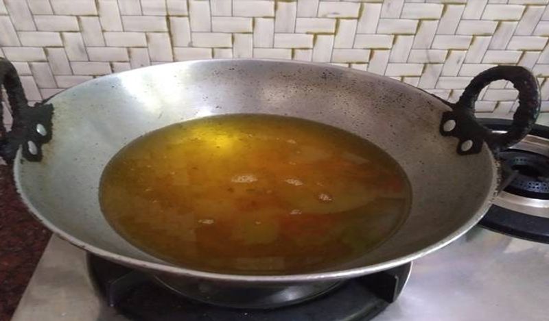 अब कढ़ाई में तेल डालें। इसे अच्छे से गर्म कर लें।
