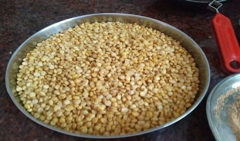 अब धीरे -धीरे कर कढ़ाई में दाल डालते जाएं। जब तक झाग आना बंद ना जाए, तब तक इसे तले। 