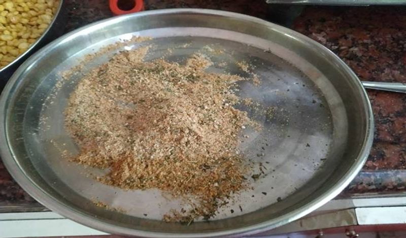 दाल को बाहर निकाल लें। अब इसमें पुदीना पाउडर सहित अन्य सभी मसाले मिला लें। 