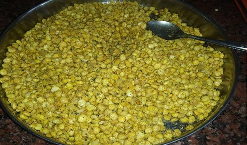 लीजिये तैयार है मार्केट स्टाइल पुदीना चना दाल। इसे खाने के बाद कोई कह नहीं पाएगा कि ये मार्केट के नहीं, आपके घर में बने हुए है।
