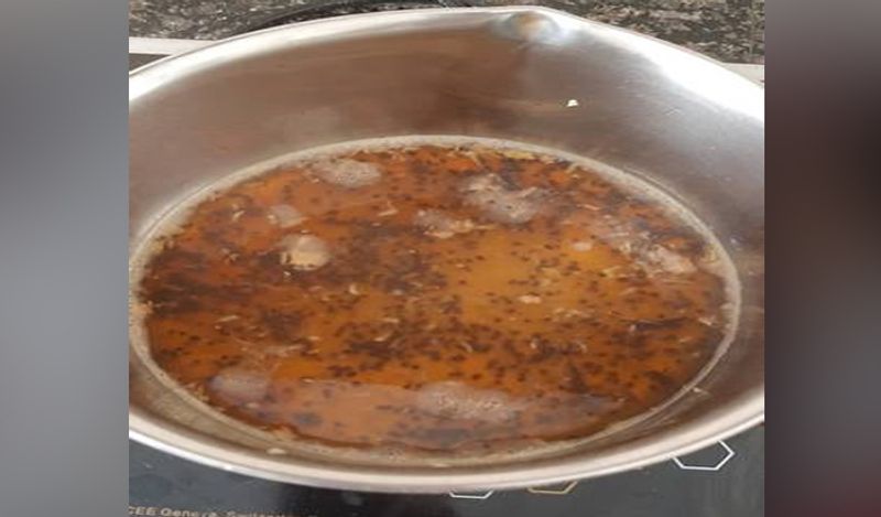 इसके बाद इस पानी में चीनी मिलाएं। फिर उसमें चाय की पत्ती डालें। अब इसे अच्छे से खौलाएं। 