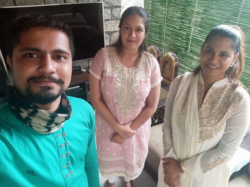 ಜಯನಗರದ ಮೇಘನಾ ರಾಜ್ ತವರು ಮನೆಯಲ್ಲಿ ಮೇಘನಾ ರಾಜ್ ಭೇಟಿ ಮಾಡಿ ಸಾಂತ್ವನ ಹೇಳಿದ ಪ್ರಥಮ್ ಮತ್ತು ಸ್ಮಿತಾ.