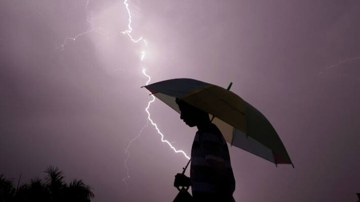 Man killed in lightning strike on NICE Road Bengaluru son injured mah Man killed in lightning strike on NICE Road Bengaluru son injured mah