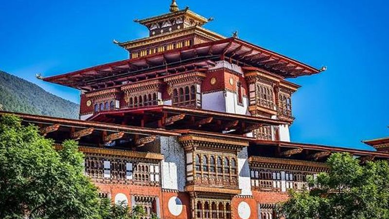 भूटान के साथ भारत के संबंध हमेशा से मधुर रहे हैं। हर साल बड़ी संख्या में भारतीय भूटान घूमने जाते हैं। यहां जाने के लिए भारतीयों को पासपोर्ट की जरूरत नहीं पड़ती। हालांकि, भूटान सरकार ने इस साल से भारतीय पर्यटकों से भी अन्य देशों की तरह शुल्क वसूलने का फैसला किया है। 
