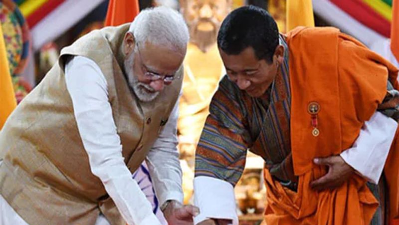 कोरोना वायरस के चलते भूटान ने अपनी सीमाओं को बंद कर रखा है। वहीं, अब भूटान ने भारतीय किसानों को उसके यहां से निकलने वाली नदियों का पानी इस्तेमाल करने पर भी रोक लगा दी है। 