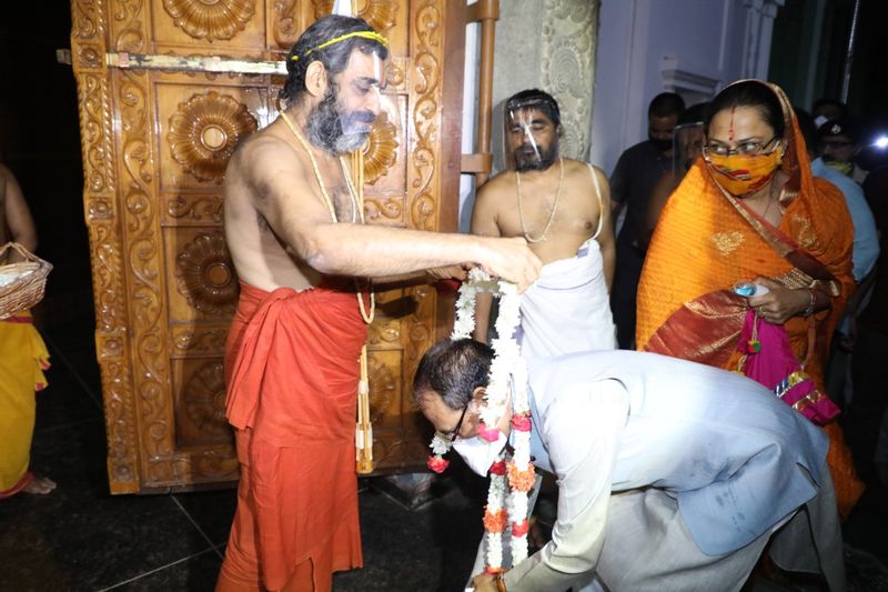 Madhyapradesh CM Visits Chinna Jeeyar Ashram In Hyderabad