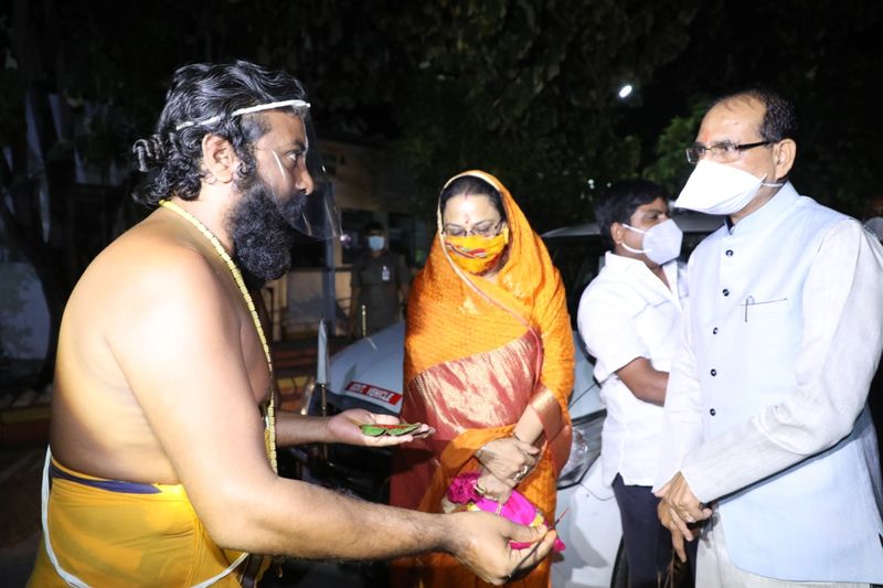 Madhyapradesh CM Visits Chinna Jeeyar Ashram In Hyderabad