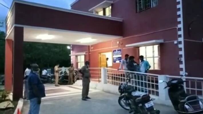 4 Drug addicts fight in Police Station .. Cops with head held 4 Drug addicts fight in Police Station .. Cops with head held