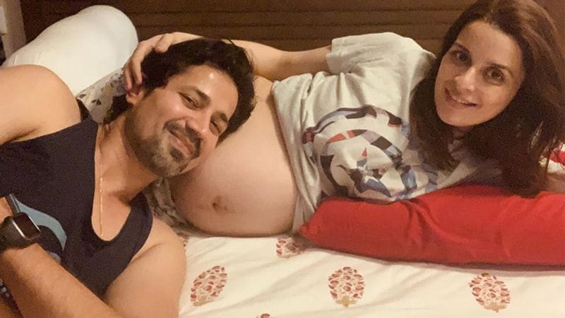 तस्वीर को देख मां-बेटे की बॉन्डिंग का साफ अंदाजा लगाया जा सकता है। एकता बेटे को गले से लगाकर उसे लाड-प्यार करती नजर आ रही हैं।
