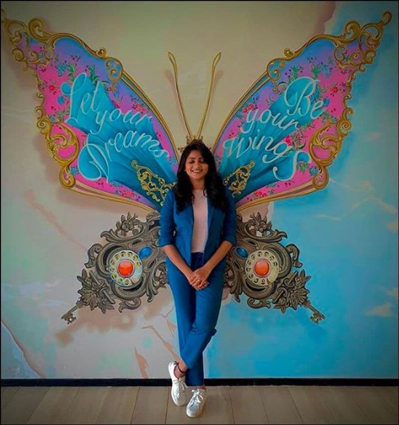 ‘ಸೂಪರ್ ಮಚ್ಚಿ’ ಚಿತ್ರದ ಶೂಟಿಂಗ್ ಆರಂಭಿಸಿದ ಸ್ಯಾಂಡಲ್ವುಡ್ ನಟಿ ರಚಿತಾ ರಾಮ್, ಹೈದರಾಬಾದ್ಗೆ ತೆರಳಿದ್ದಾರೆ. ಶೂಟಿಂಗ್ ಮುಗಿಸಿ ಬಂದ ಮೇಲೆ ತಮ್ಮ ಮನೆಯ ಕೆಳಗಿರುವ ರೂಂನಲ್ಲಿ 14 ದಿನಗಳ ಕಾಲ ಸೆಲ್ಫ್ಕ್ವಾರಂಟೈನ್ ಆಗುತ್ತಾರಂತೆ ಈ ನಟಿ.