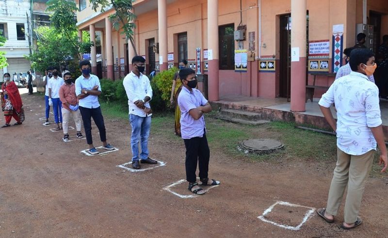 ಉಡುಪಿ ಜಿಲ್ಲೆಯಲ್ಲಿ ನಿರಾತಂಕವಾಗಿ ನಡೆದಿದೆ. ಒಟ್ಟು 51 ಕೇಂದ್ರಗಳಲ್ಲಿ ಪರೀಕ್ಷೆ ನಡೆದಿದ್ದು, ಜಿಲ್ಲಾಡಳಿತ ಎಲ್ಲಾ ರೀತಿಯ ಸುರಕ್ಷತಾ ಕ್ರಮಗಳನ್ನು ತೆಗೆದುಕೊಂಡಿದೆ. ಆದರೆ ಜಿಲ್ಲೆಯಲ್ಲಿ ಒಟ್ಟು 762 ಮಂದಿ ವಿದ್ಯಾರ್ಥಿಗಳು ನಾನಾ ಕಾರಣಗಳಿಂದ ಗೈರುಹಾಜರಾಗಿದ್ದರು.