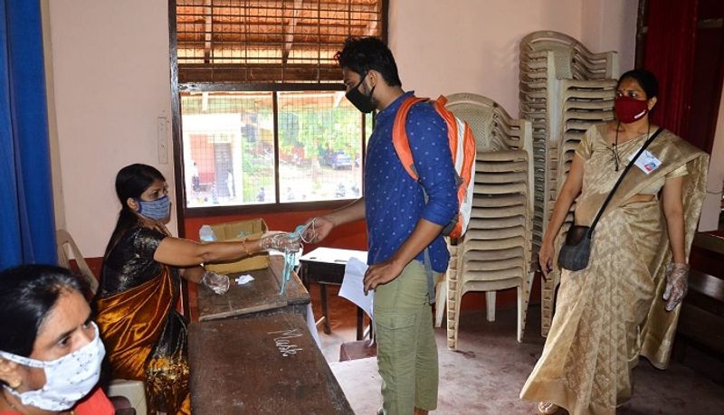 ಜಿಲ್ಲೆಯಲ್ಲಿ ಒಟ್ಟು 13,635 ಪರೀಕ್ಷೆಗೆ ನೋಂದಾಯಿಸಿಕೊಂಡಿದ್ದರು. ಅವರಲ್ಲಿ 12,873 ವಿದ್ಯಾರ್ಥಿಗಳು ಮಾತ್ರ ಪರೀಕ್ಷೆಗೆ ಆಗಮಿಸಿದ್ದರು. ಹೊರ ಜಿಲ್ಲೆಯಿಂದ 82 ವಿದ್ಯಾರ್ಥಿಗಳು ಉಡುಪಿ ಜಿಲ್ಲೆಯಲ್ಲಿ ಪರೀಕ್ಷೆ ಬರೆಯುವುದಕ್ಕೆ ನೋಂದಾಯಿಸಿಕೊಂಡಿದ್ದು, ಅವರೆಲ್ಲರೂ ಹಾಜರಾಗಿದ್ದರು.