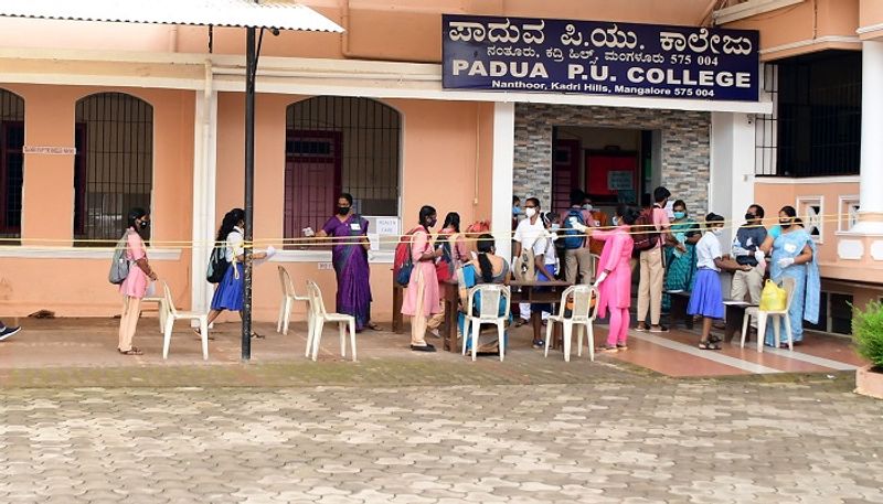 ವಿದ್ಯಾರ್ಥಿಗಳು ಪರೀಕ್ಷೆಗೆ ಹಾಜರಾಗಲು ಆಗಮಿಸಿದಾಗ ಹಾಗೂ ಪರೀಕ್ಷೆ ಮುಕ್ತಾಯ ನಂತರ ತೆರಳುವಾಗ ಸಾಮಾಜಿಕ ಅಂತರ ಕಾಯ್ದುಕೊಳ್ಳುವುದಕ್ಕೆ ಗಮನ ನೀಡಲಾಯಿತು. ವಿದ್ಯಾರ್ಥಿಗಳು ಕೋವಿಡ್ ನಿಯಮವನ್ನು ಶಿಸ್ತಿನಿಂದ ಪಾಲಿಸಿದರು.