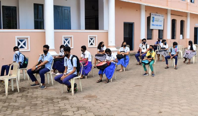 ಪುತ್ತೂರು ಹಾಗೂ ಮಂಗಳೂರು ವಿಭಾಗದಿಂದ ಎಲ್ಲ ರೂಟ್ಗಳಲ್ಲಿ ಕೆಎಸ್ಆರ್ಟಿಸಿ ಬಸ್ ಸಂಚಾರ ಕಲ್ಪಿಸಲಾಗಿದ್ದು, ವಿದ್ಯಾರ್ಥಿಗಳ ಉಚಿತ ಪ್ರಯಾಣಕ್ಕೆ ಅವಕಾಶ ಮಾಡಲಾಗಿತ್ತು.