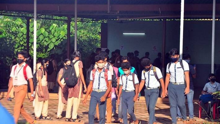 Karnataka SSLC exams: Cops struggle to clear crowds in front of schools as first exam concludes-dnm Karnataka SSLC exams: Cops struggle to clear crowds in front of schools as first exam concludes-dnm