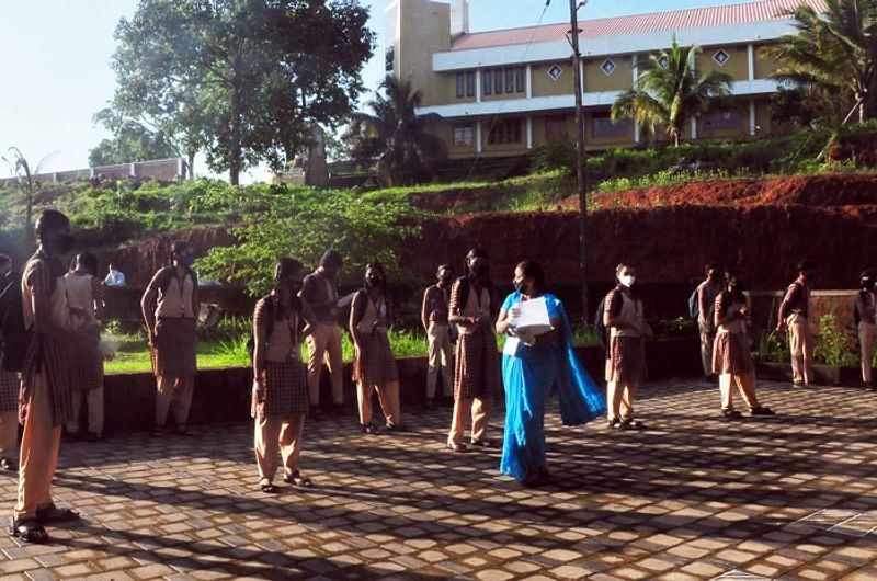 ವಿದ್ಯಾರ್ಥಿಗಳು ನೆಲದಲ್ಲಿ ಹಾಕಲಾಗಿದ್ದ ಗುರುತುಗಳಲ್ಲಿ ಸರದಿ ಸಾಲಿನಲ್ಲಿ, ದೈಹಿಕ ಅಂತರ ಕಾಯ್ದುಕೊಂಡು ಪರೀಕ್ಷಾ ಕೇಂದ್ರವನ್ನು ಪ್ರವೇಶಿಸಿದರು. ತಕ್ಷಣ ಅವರ ಕೈಗೆ ಸ್ಯಾನಿಟೈಸರ್ ಹಾಕಲಾಗುತ್ತಿತ್ತು. ನಂತರ ಅವರನ್ನು ಥರ್ಮಲ್ ಸ್ಯಾ್ಕನಿಂಗ್ ನಡೆಸಿ ಒಳಗೆ ಬಿಡಲಾಗುತಿತ್ತು. ಎಲ್ಲಾ ವಿದ್ಯಾರ್ಥಿಗಳು ಮಾಸ್ಕ್ಧರಿಸಿದ್ದರು.