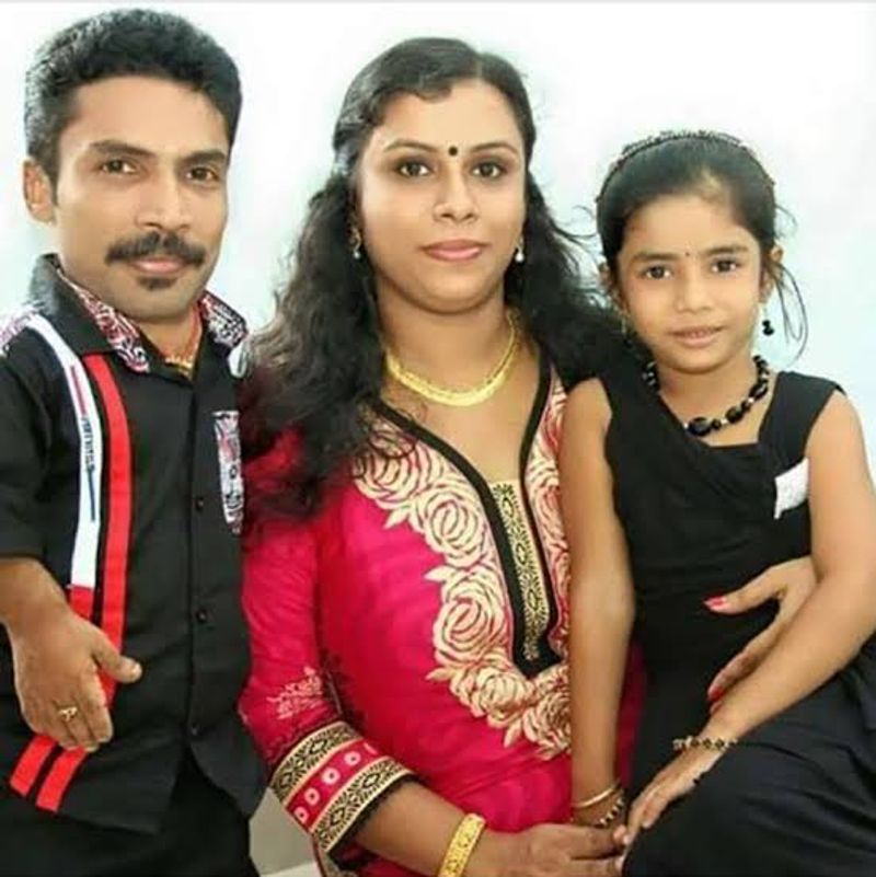 காமெடி நடிகர் அஜய்குமார் காயத்ரி மோகன் என்பவரை திருமணம் செய்து கொண்டார் இவருக்கு ஒரு பெண் குழந்தை தீப்தா கீர்த்தி 