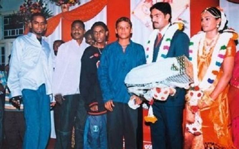 காமெடி நடிகர் சந்தானம் 2004இல் உஷா என்பவரை திருமணம் செய்து கொண்டார் இவங்களுக்கு 3 குழந்தைகள் 