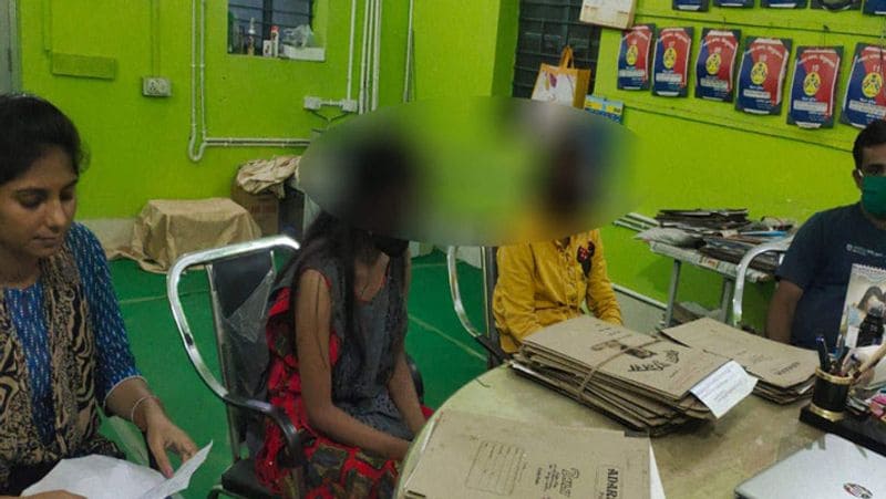 वहीं, दूसरी लड़की का दावा है कि दोनों दो साल से एक दूसरे को पति पत्नी मानती हैं। दोनों साथ में ही रहती थीं। पुलिस इस मामले को अजीबोगरीब प्रेम त्रिकोण का मामला बता रही है। पुलिस का कहना है कि मामले को कानून के जरिए हल किया जाएगा।