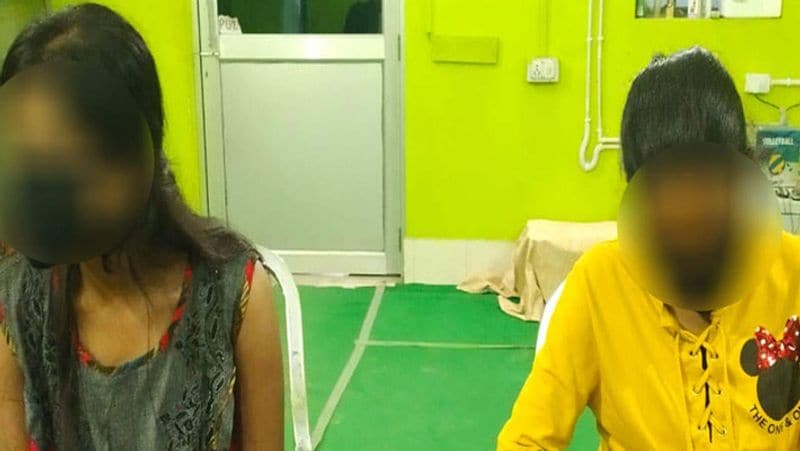लड़कियों की पहचान छिपाने के लिए चेहरों को ब्लर किया गया है।