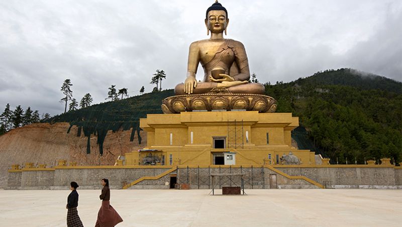 यह तस्वीर थिम्फू स्थित बौद्ध मंदिर की है। बौद्ध की यह मूर्ति पीतल की बनी है। यह तस्वीर 1 सितंबर, 2013 को खींची गई थी।