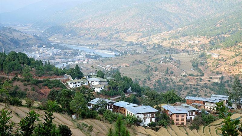 पश्चिम भूटान की पुनाखा वैली का एक विहंगम दृश्य।