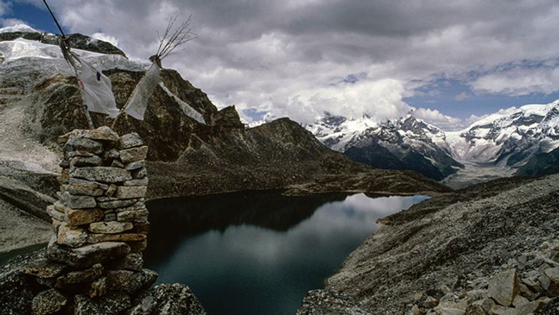 भूटान से ऐसा दिखता है हिमालय पर्वत।