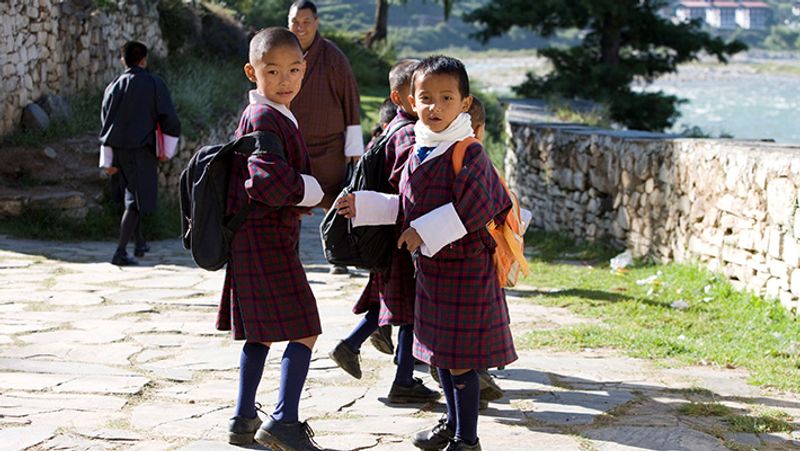 स्कूल जाते भूटानी बच्चे। यहां की आबो-हवा इतनी शुद्ध है कि लोग तनाव से दूर रहते हैं। हमेशा प्रसन्नचित्त दिखेंगे।