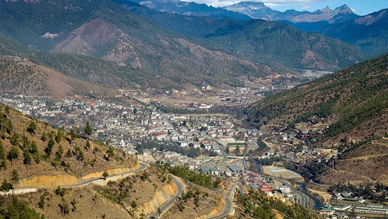 भूटान की राजधानी थिम्फू का एक विहंगम दृश्य। 