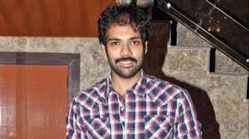 பிரபல நடிகர் சத்யராஜின் மகன் சிபிராஜ். 'ஸ்டுடென்ட் NO 1 ' படத்தின் மூலம் கதாநாயகனாக அறிமுகமானார். இதை தொடர்ந்து ஜோர், வெற்றிவேல் சக்திவேல் என தன்னுடைய தந்தையுடன் சேர்ந்து சில படங்கள் நடித்தார். ஆனால் அவரால் முன்னணி நடிகர் என்கிற இடத்தை பிடிக்க முடியவில்லை. ஆனால் கடந்த சில வருடங்களுக்கு முன் இவர் நடிப்பில் வெளியான நாய்கள் ஜாக்கிரதை, சத்யா போன்ற படங்கள் இவருக்கு வெற்றிப்படமாக அமைந்தது. எனவே முன்னணி இடத்தை பிடிக்க ஓயாமல் போராடி வருகிறார். 