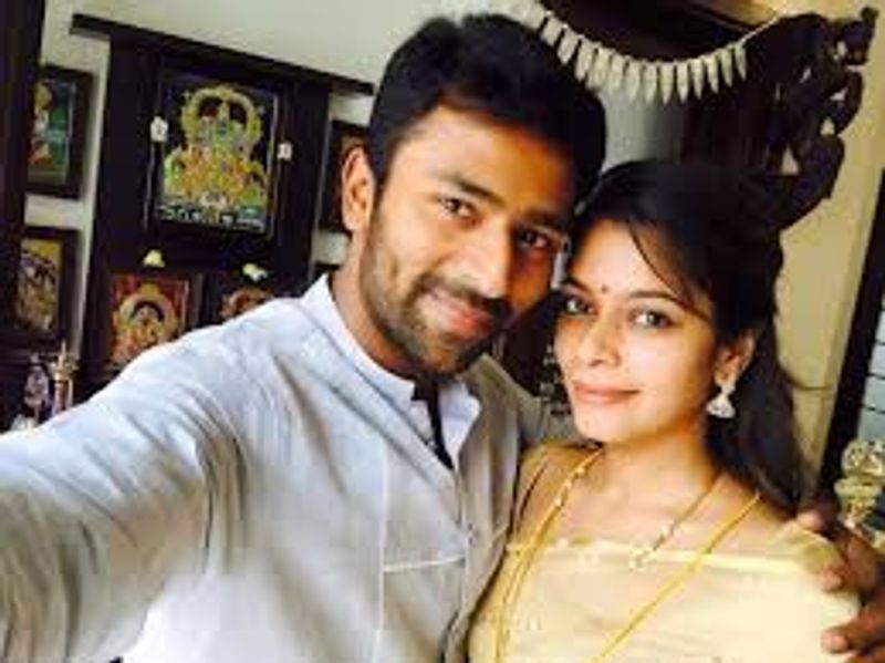 பிரபல இயக்குனர் பாக்யராஜின் மகன் சாந்தனு. குழந்தை நட்சத்திரமாக இருந்து கதாநாயகனாக மாறியவர். சித்து +2 படத்தின் மூலம் ஹீரோவாக அறிமுகமான இவர், கண்டேன், ஆயிரம் விளக்கு, அம்மாவின் கை பேசி என சில படங்களில் நடித்தார். ஆனால் தற்போது வரை முன்னணி நடிகர் என்கிற இடத்தை பிடிக்கமுடியவில்லை. தளபதி விஜய் நடித்து வரும் மாஸ்டர் படத்தில் ஒரு முக்கிய கதாப்பாத்திரத்திரத்திலும் நடித்துள்ளார் என்பது குறிப்பிடத்தக்கது.
