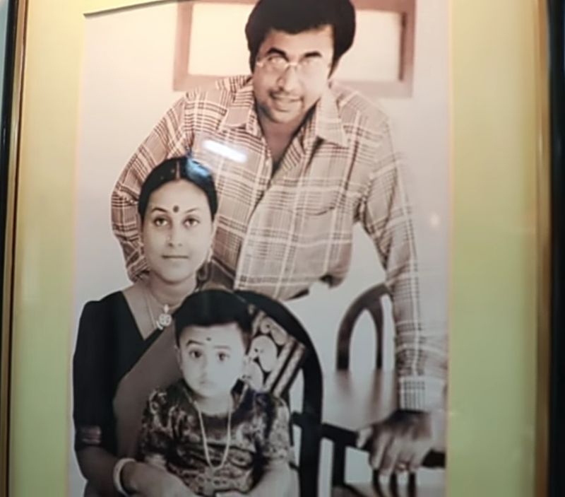 வீட்டில் இருக்கும் புகைப்படம் 