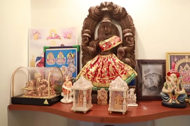 சரண்யா ரோமன் கதோலிக்ஸ் பொண்வண்ணன் ஹிந்து இரண்டும் கலந்து தான் வைத்து இருப்பாங்க எல்லாமே ஒன்னு தான் அவங்களுக்கு 