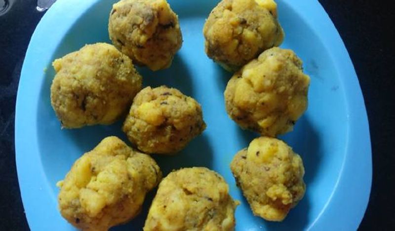 अब इस आलू के मिश्रण के गोल-गोल बॉल्स बना लें। 