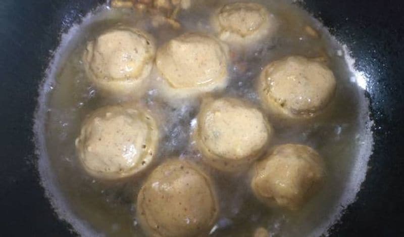 एक कड़ाही में तेल गर्म करें। फिर उसमें आलू के बेसन में डुबोए बॉल्स डालें। 
