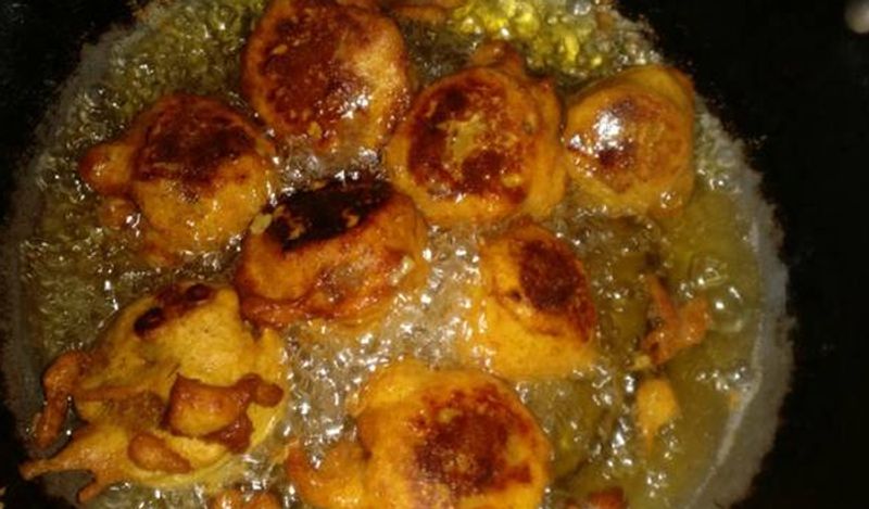 इसे गोल्डन ब्राउन होने तक फ्राई करें।
