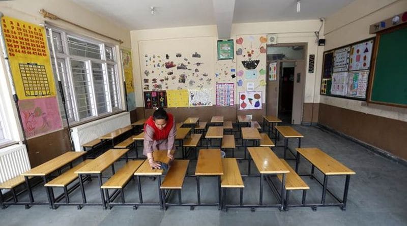 स्कूल : लॉकडाउन के चलते पूरे देश में स्कूल कॉलेज बंद हैं। हाल ही में CBSE ने 1 जुलाई से बचे हुए बोर्ड एग्जाम कराने का फैसला किया था। माना जाने लगा था कि इन परीक्षाओं के बाद स्कूल भी खुल जाएंगे। लेकिन लगातार बढ़ते हुए केसों को देखते हुए राज्य सरकारों, CBSE या ICSE के बोर्ड पेपर भी रद्द हो गए हैं। ऐसे में लग रहा है कि अभी शिक्षण संस्थानों के खुलने में और इंतजार करना पड़ेगा। वैसे भी पहली गाइडलाइन में केंद्र ने स्कूल खोलने का फैसला राज्य पर छोड़ा था। लेकिन ज्यादातर राज्य रिस्क लेने के मूड में नहीं दिख रहे। 