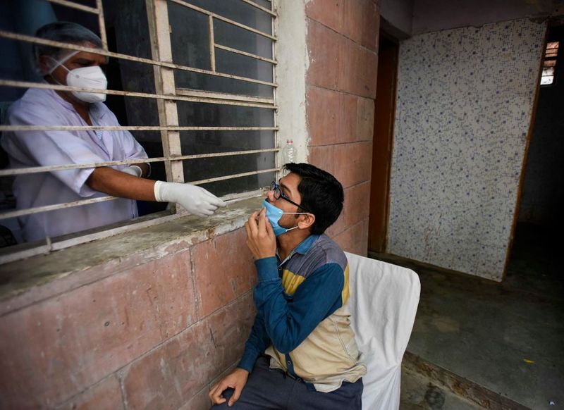 भारत में कोरोना वायरस
भारत में कोरोना के मामले लगातार बढ़ रहे हैं। यहां पिछले 24 घंटे में 17 हजार 296 नए मामले सामने आए। वहीं, 407 लोगों की मौत हो चुकी है। देश में अब तक कोरोना के 4.9 लाख मामले सामने आ चुके हैं। अब तक 15301 लोगों की मौत हो चुकी है। देश में अब तक 2.85 लाख मरीज ठीक हो चुके हैं। वहीं, 1.89 लाख लोगों का इलाज चल रहा है। भारत में रिकवरी रेट अब 58.2% हो गया है। यानी हर 100 लोगों में 58 लोग ठीक हो रहे हैं। 